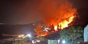 Flakët shkrumbojnë biznesin në Radhimë, rrezikohen hotelët dhe banesat pranë