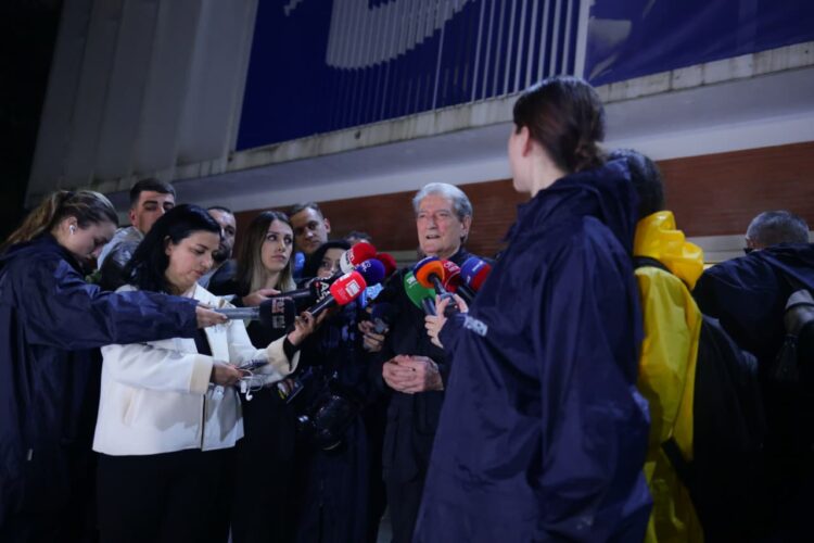 “Ja të vdesim, ja të rrojmë për liri”, Berisha mbyll protestën: Beteja vazhdon