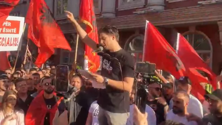 “Studentët nga Tirana po dërgohen me dhunë në Kumanovë”, organizatori Mevlan Ademi: Protesta jonë, paqësore