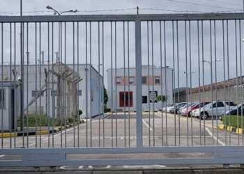 Tre të arrestuar për arkën me alkool dhe drogë në burgun e Fierit, nën hetim 6 zyrtarë