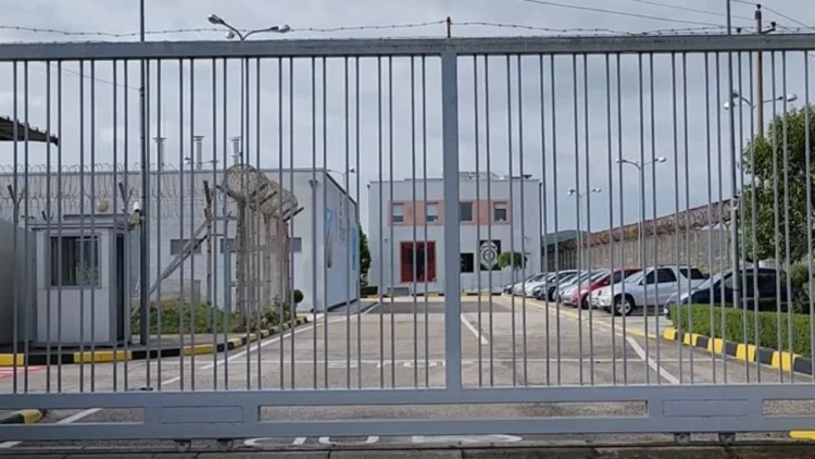 Tre të arrestuar për arkën me alkool dhe drogë në burgun e Fierit, nën hetim 6 zyrtarë