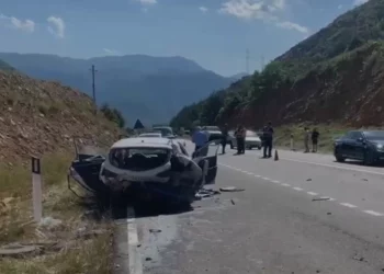 Ngjarje e rëndë rrugore në Qafën e Buallit-Klos, një i vdekur dhe disa të lënduar
