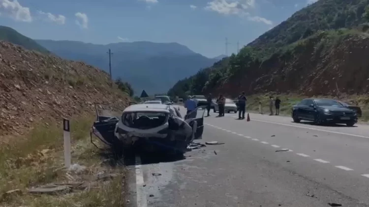 Ngjarje e rëndë rrugore në Qafën e Buallit-Klos, një i vdekur dhe disa të lënduar