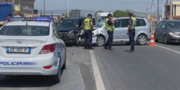 Dy makina përplasen “kokë më kokë” në aksin Elbasan-Cërrik, 3 të plagosur rëndë