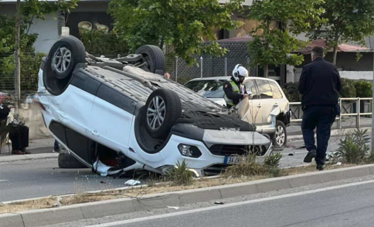 Aksident i rëndë në Durrës, “Fordi” përmbyset në mes të rrugës, babë e bir transportohen urgjent për në spital