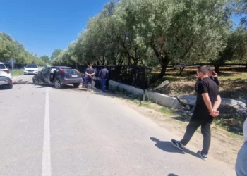 Aksident në Vlorë! Shoferi humb kontrollin mbi mjetin dhe përplaset me murin e një banese, dërgohet në gjendje të rëndë në spital
