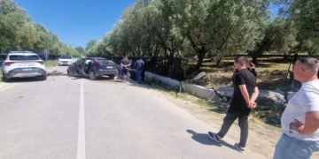 Aksident në Vlorë! Shoferi humb kontrollin mbi mjetin dhe përplaset me murin e një banese, dërgohet në gjendje të rëndë në spital