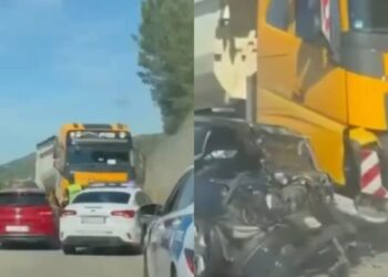 Aksident në Elbasan! Makina përplaset me kamionin, në gjendje të rëndë drejtuesja dhe një fëmijë