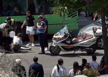 Aksident te “Rruga e Elbasanit”, makina përplaset me motorin dhe plagos drejtuesin