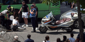 Aksident te “Rruga e Elbasanit”, makina përplaset me motorin dhe plagos drejtuesin
