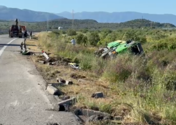 Aksident i trefishtë në Vlorë-Fier! Autoboti me ujë përmbyset në kanal, plagoset një person
