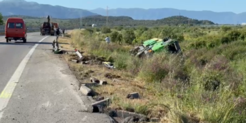 Aksident i trefishtë në Vlorë-Fier! Autoboti me ujë përmbyset në kanal, plagoset një person
