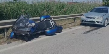 Aksident në Lushnjë-Berat! Makina përplaset me motorin, turisti i plagosur dërgohet urgjent në spital