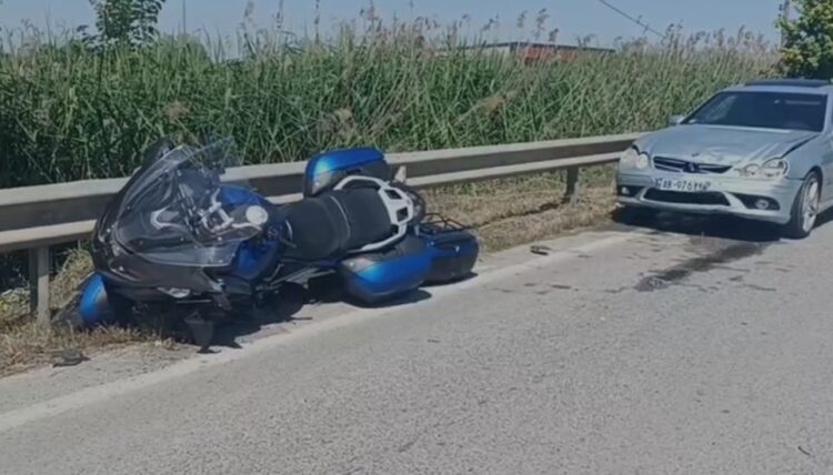 Aksident në Lushnjë-Berat! Makina përplaset me motorin, turisti i plagosur dërgohet urgjent në spital