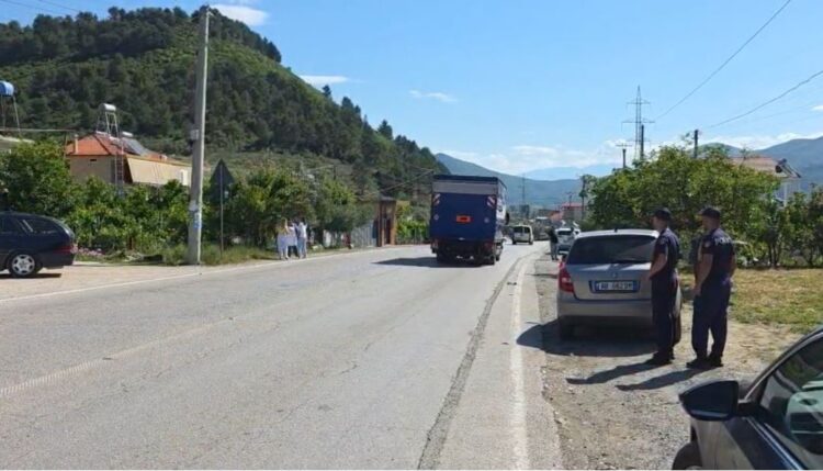 E rëndë në Elbasan! Fëmija i shpëton nga dora të ëmës, përplaset për vdekje nga makina