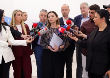Sa kanë votuar në 6 orët e para të Referendumit për Berishën? Vokshi urdhëron: Të mos lejohet kush nuk ka emrin