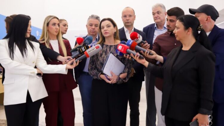 Sa kanë votuar në 6 orët e para të Referendumit për Berishën? Vokshi urdhëron: Të mos lejohet kush nuk ka emrin