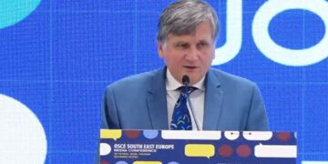 “Zëri i medias duhet të dëgjohet”, Ambasadori i OSBE-së në Tiranë: Gazetaria është institucion ku duhet të jepet llogari!