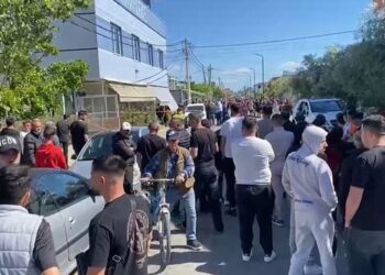 Banorët e Arapajt në Durrës ngrihen në protestë, studentja e policisë dhe vëllai i saj terrorizojnë banorët
