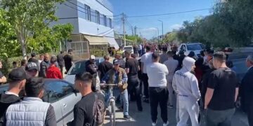 Banorët e Arapajt në Durrës ngrihen në protestë, studentja e policisë dhe vëllai i saj terrorizojnë banorët