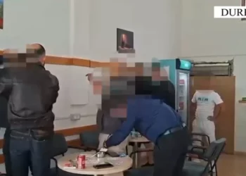 Shpërndanin drogë pranë shkollave, arrestohen nëntë persona dhe tre të tjerë shpallen në kërkim