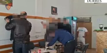 Shpërndanin drogë pranë shkollave, arrestohen nëntë persona dhe tre të tjerë shpallen në kërkim