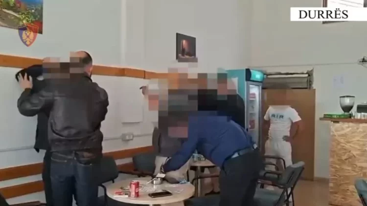 Shpërndanin drogë pranë shkollave, arrestohen nëntë persona dhe tre të tjerë shpallen në kërkim