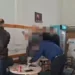 Shpërndanin drogë pranë shkollave, arrestohen nëntë persona dhe tre të tjerë shpallen në kërkim