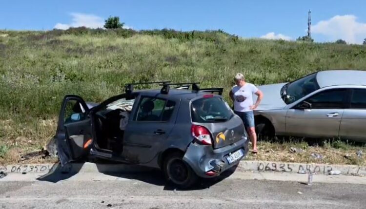 Dy makina përplasen afër Fierit, katër persona përfundojnë në spital