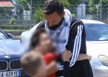 “Na trajtuan si skllevër”, aktivisti Baki Goxhaj kthehet në Shqipëri pas ndalimit nga Izraeli: Vetëm ujë dhe bukë të thatë!