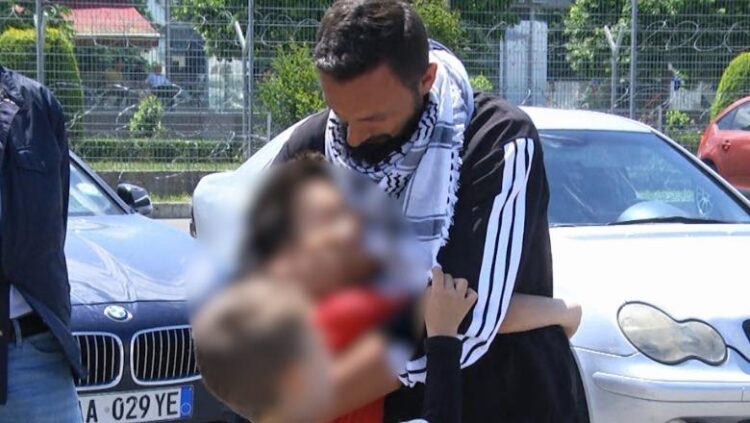 “Na trajtuan si skllevër”, aktivisti Baki Goxhaj kthehet në Shqipëri pas ndalimit nga Izraeli: Vetëm ujë dhe bukë të thatë!