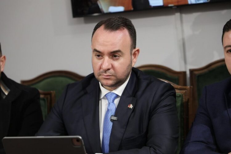 Balliu-kryenegociatores për integrimin: Mos na lexo manifest propagande, por fol për korrupsionin dhe realitetin dramatik të vendit