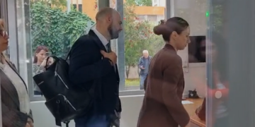 Biznesmeni Bashkim Ulaj paraqitet në GJKKO, mbahet seanca për shpifje me Agron Shehajn