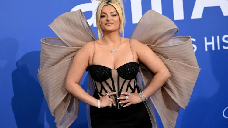 Bebe Rexha, në krah të studentëve në Shkup: Gjuha shqipe, e rrënjosur në identitetin tonë