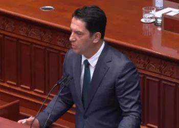 “Provimet e jurisprudencës do të jepen në shqip”/ Tubimi i studentëve në RMV, premton zëvendëskryeministri Sali
