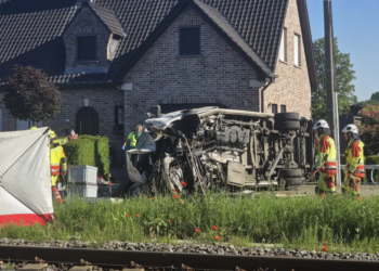 Autobuzi i shkollës përplaset me trenin e pasagjerëve në Belgjikë, ka disa viktima