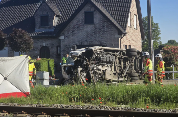Autobuzi i shkollës përplaset me trenin e pasagjerëve në Belgjikë, ka disa viktima