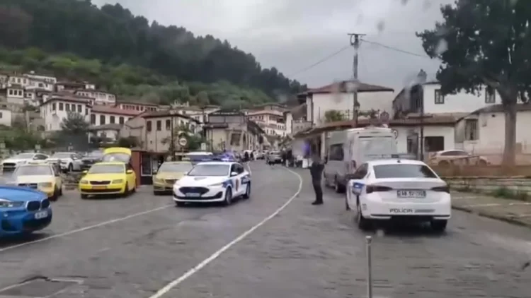 E rëndë në Berat, automjeti përplas këmbësorin në mes të qytetit