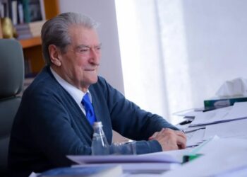 “Rama i lëpihet Gysit”/ Berisha sulmon kryeministrin: Dekoroi babanë e Ergysit për t’i mbyllur gojën  Agasit Junior
