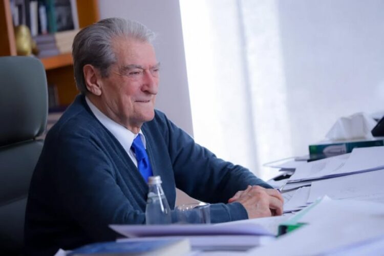 “Rama i lëpihet Gysit”/ Berisha sulmon kryeministrin: Dekoroi babanë e Ergysit për t’i mbyllur gojën  Agasit Junior