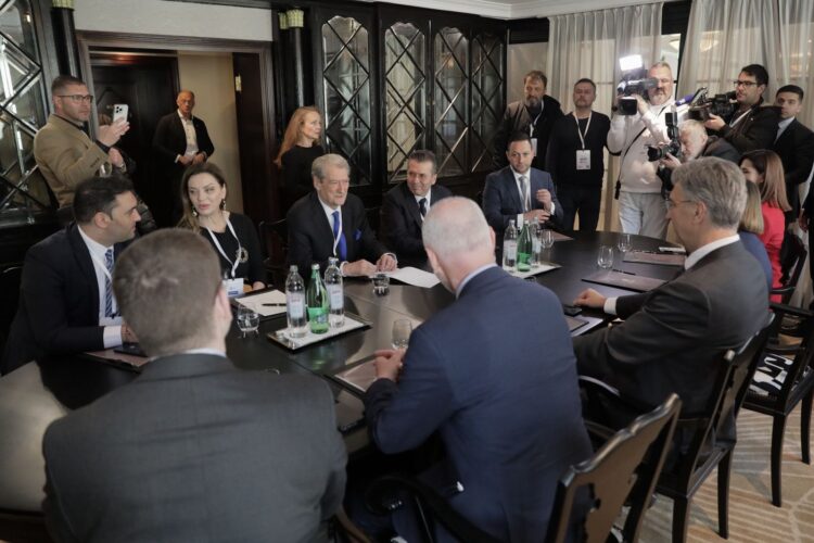 Berisha me kryeministrin kroat: Integrimi duhet të jetë i bazuar në meritë dhe përmbushjen e standardeve