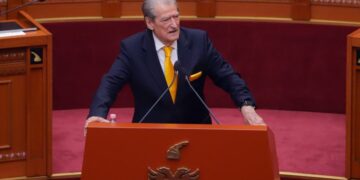 Berisha-socialistëve: Ju Jeni për plaçkitje dhe  jo për integrim, Rama u detyrua t’i fshijë këpucët Lubi Ballukut