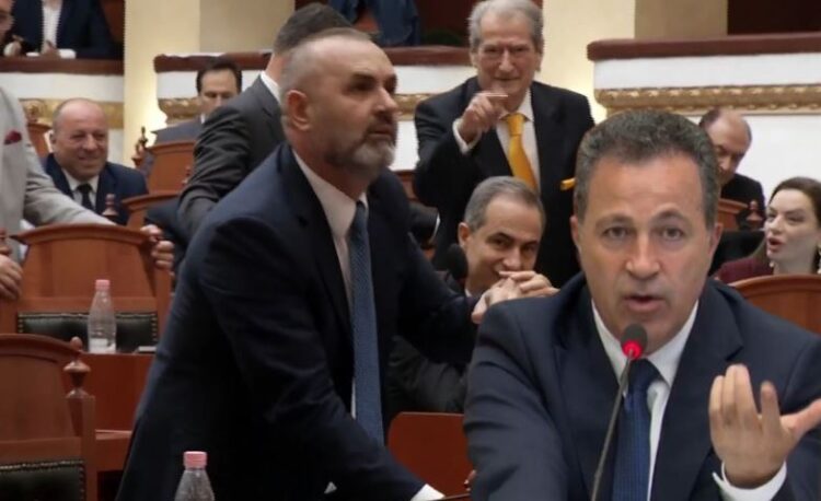 Peleshi “përplaset” me Ulsi Manjën: Nuk jam Niko unë! Do të flasësh kur të të vijë radha