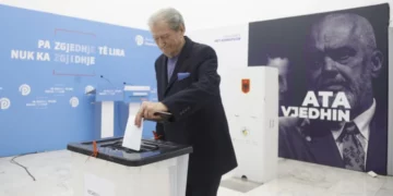 Zgjedhjet për kreun e PD/ Në fletë është vetëm emri i tij, Sali Berisha voton veten për kryetar