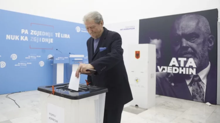 Zgjedhjet për kreun e PD/ Në fletë është vetëm emri i tij, Sali Berisha voton veten për kryetar