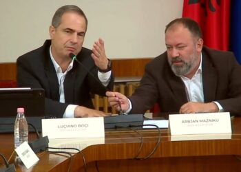 “Fute mikrofonin në xhep!” Mazniku i heq fjalën, Boçi braktis komisionin për “Territorialen”