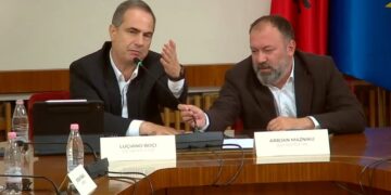 “Fute mikrofonin në xhep!” Mazniku i heq fjalën, Boçi braktis komisionin për “Territorialen”