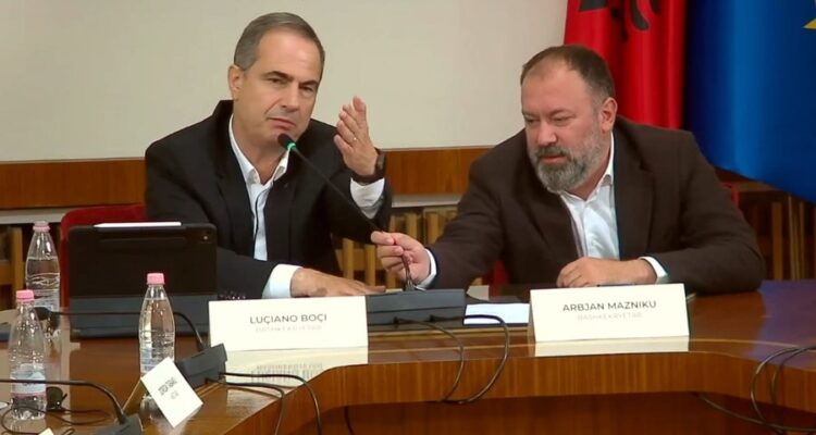 “Fute mikrofonin në xhep!” Mazniku i heq fjalën, Boçi braktis komisionin për “Territorialen”