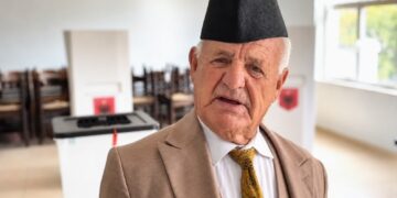 Demokrati fierak shkon për të votuar: Mos vdeksha derisa të shoh Saliun lart e më lart