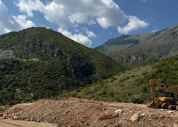 Hodhi dhera dhe inerte në Dhërmi, gjobitet dhe pezullohet aktiviteti i kompanisë “Gjikuria”